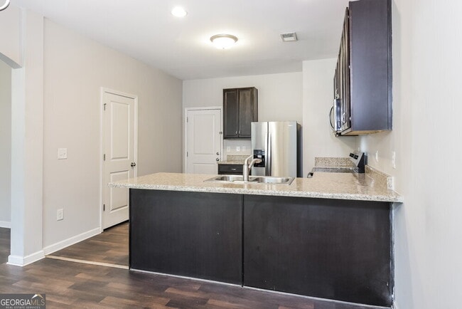 Building Photo - 255 Magnaview Dr