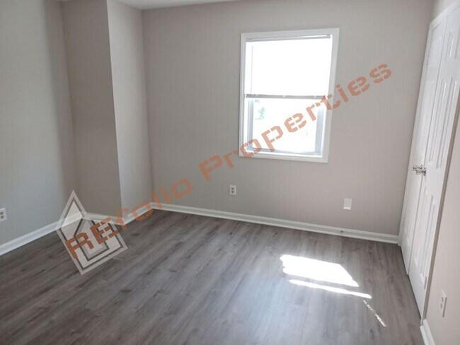 Building Photo - Carpetless 2 BD 1.5 Bath 2 Story Quadplex ...