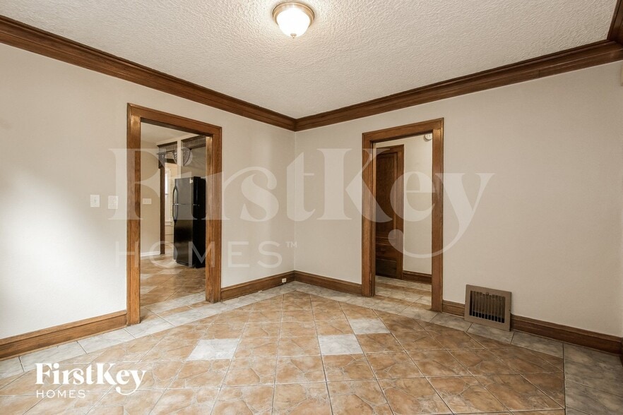 Building Photo - 216 S Elmwood Ave