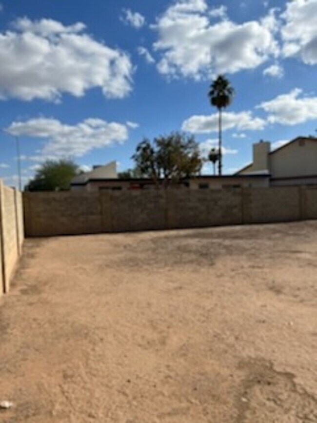 Building Photo - Charming 3 Bed 2 Bath home in Mesa with community pool and big backyard