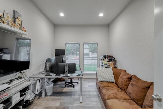 Building Photo - 2424 Orchard Way