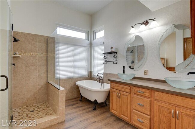 Building Photo - 4 BEDROOM HOME WITH PRIMARY BEDROOM DOWNST...