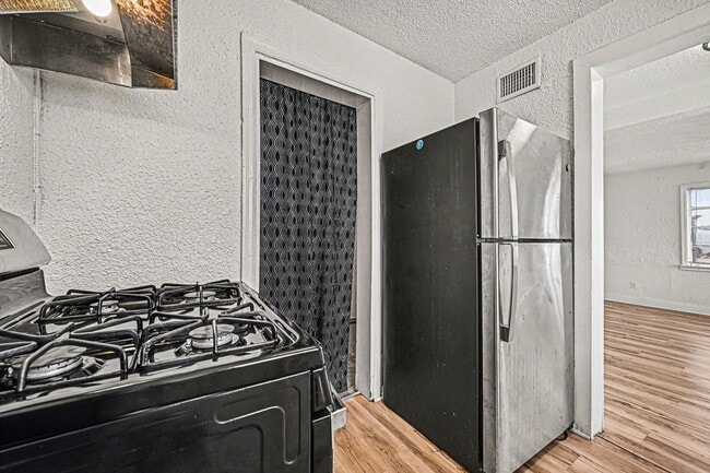 Building Photo - Beautiful 2 Bedroom 1 Bathroom in Kansas City!