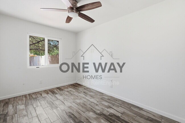 Building Photo - 1329 E Cholla St