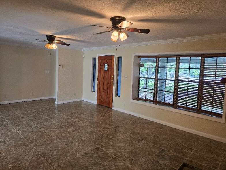Building Photo - 425 Eldon Dr