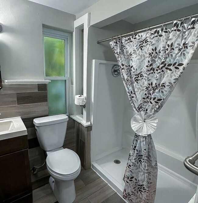 Building Photo - 1470 Antoinette Ave