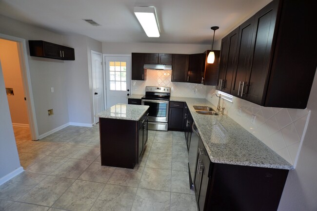 Building Photo - Beautifully remodeled! 3 Bedroom 2 Bath Ho...