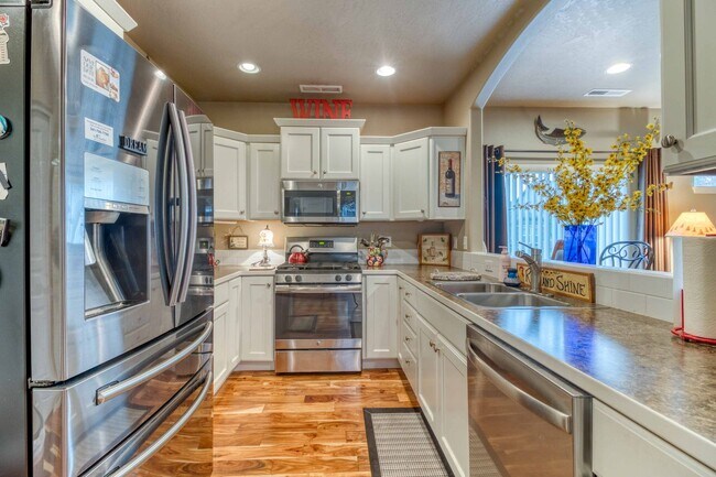 Building Photo - Furnished home in Bend, OR