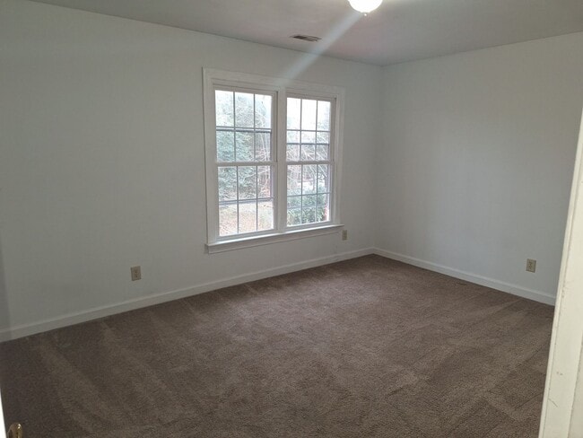 Building Photo - 5 bedroom/2.5 bathroom- Ford's Colony