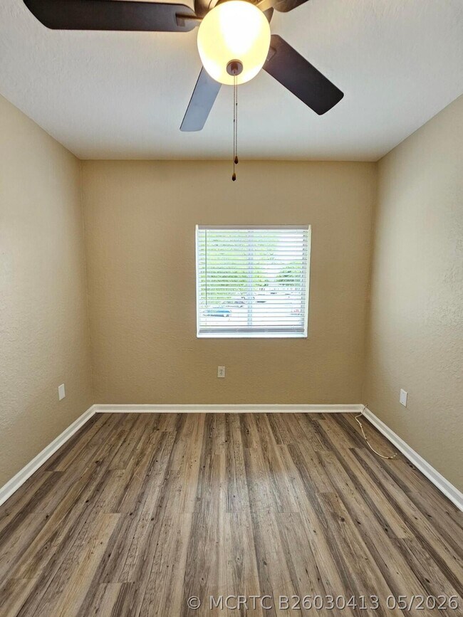 Building Photo - 1063 Golden Lakes Blvd