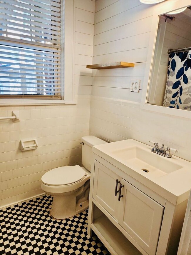 Building Photo - Available this Summer!! Beautiful 3 bed, 2 bath home located in Ardsley Park in Savannah, Ga!!