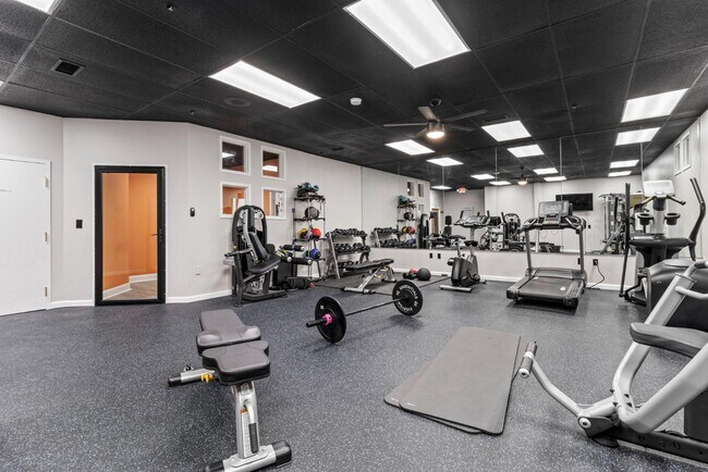 Building Photo - 555 Main St