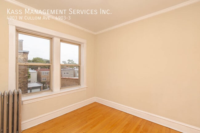 Building Photo - Beautiful Portage Park 2 bed - Heat Includ...