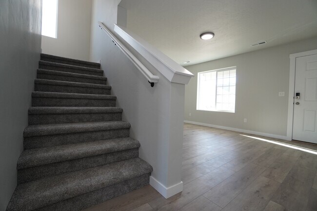 Building Photo - 1218 W Bass River Dr