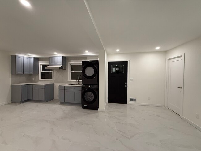 Building Photo - 476 Willow Rd W