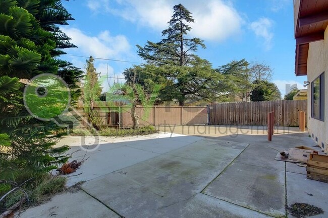 Building Photo - 809 N Hobson Ave