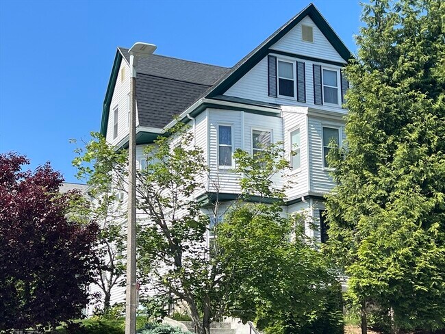 Building Photo - 656 Washington St