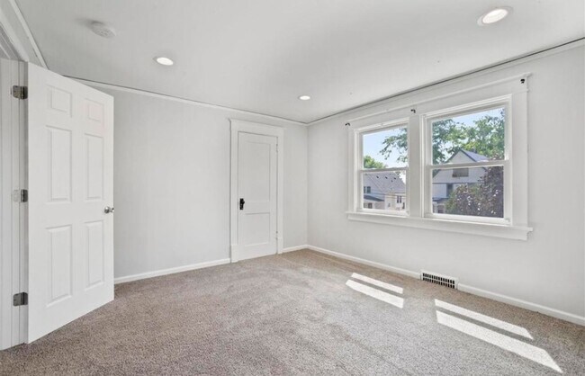 Building Photo - $1350 | 3 Bedroom 2 Bath | Fenced in backyard | Central A/C | Pet Friendly