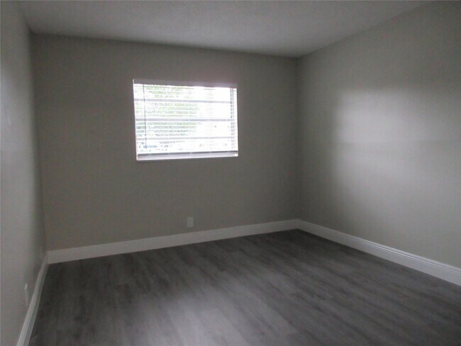 Building Photo - 4280 Woodside Dr