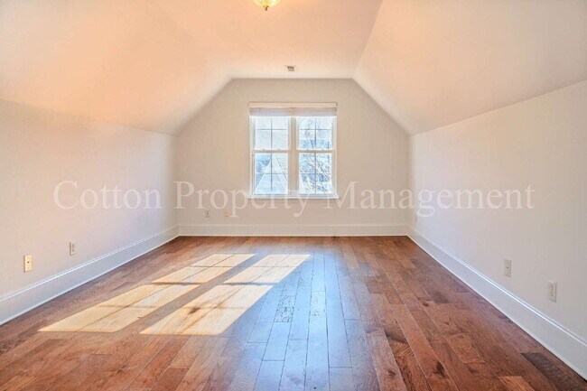 Building Photo - 4BR/2.5BA Pet Friendly home – BONUS Electricity Included! – Close to Beach & Shopping – $2,600/month