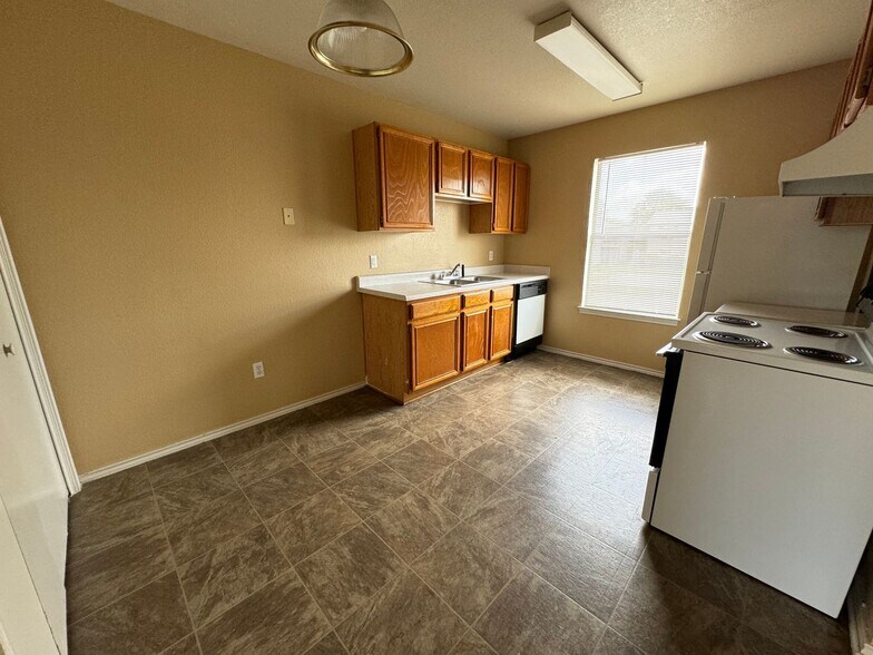 Building Photo - 1601 Cedarhill Dr