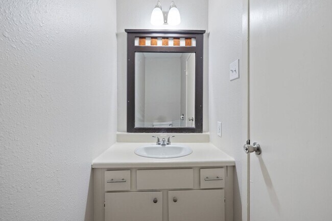 Building Photo - 203 Cougar Ridge