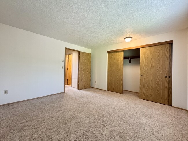 Building Photo - 2738 SE 62nd Ave