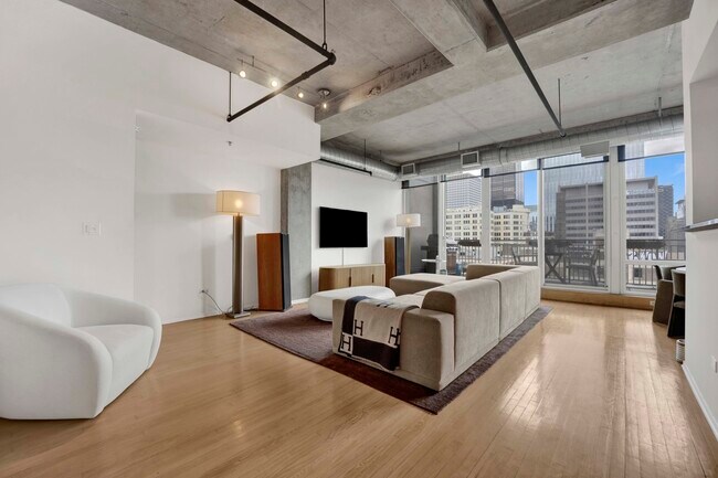 Building Photo - 700 W Van Buren St