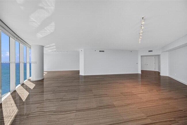 Building Photo - 2711 S Ocean Dr