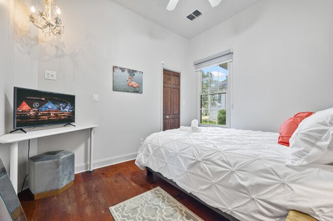 Second bedroom with a Queen-sized bed - 3273 Dogwood St