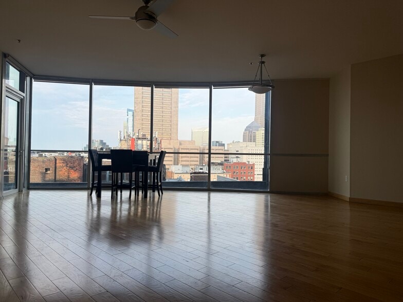 Building Photo - 701 W Lakeside Ave