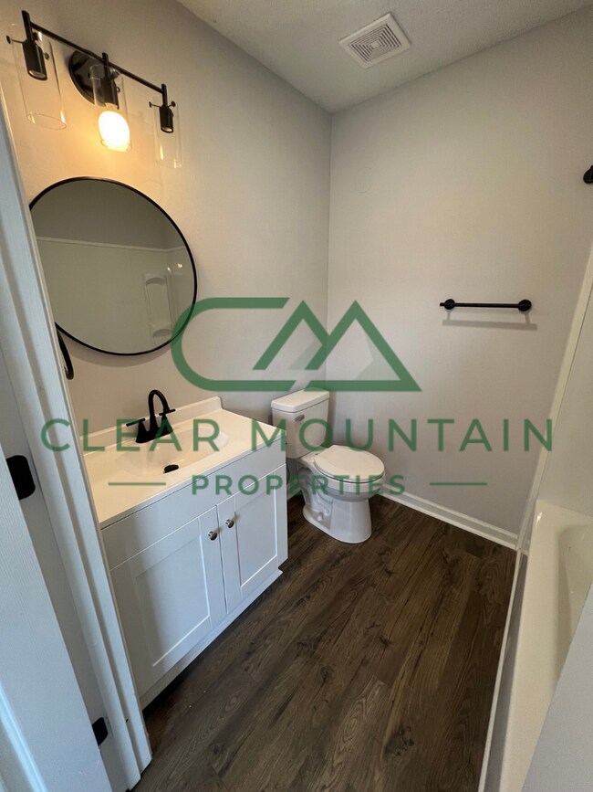 Building Photo - MOVE-IN SPECIAL! 1 MONTH FREE - Modern Upd...