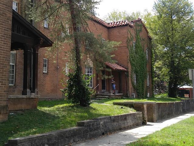 Primary Photo - 605 S Fess Ave