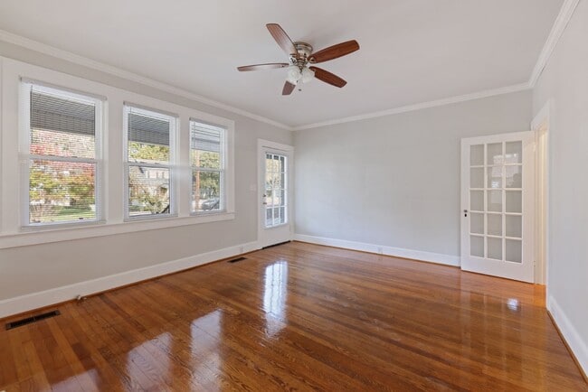 Building Photo - 1015 S Hawthorne Rd