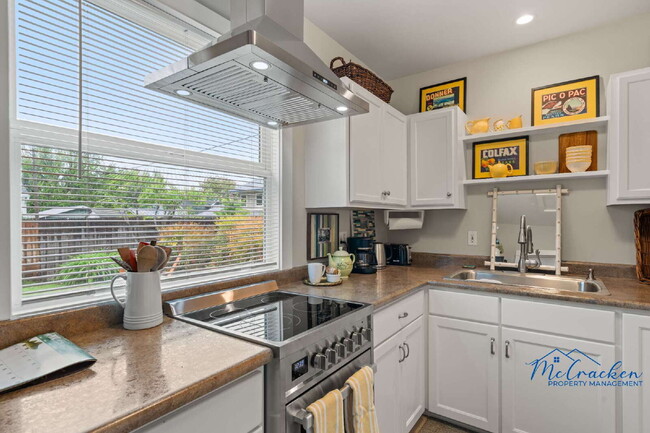 Building Photo - Charming Studio with Full Kitchen in Ashland