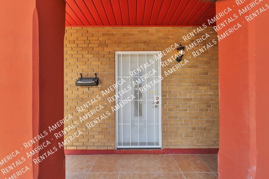 Building Photo - 2250 E La Mirada St