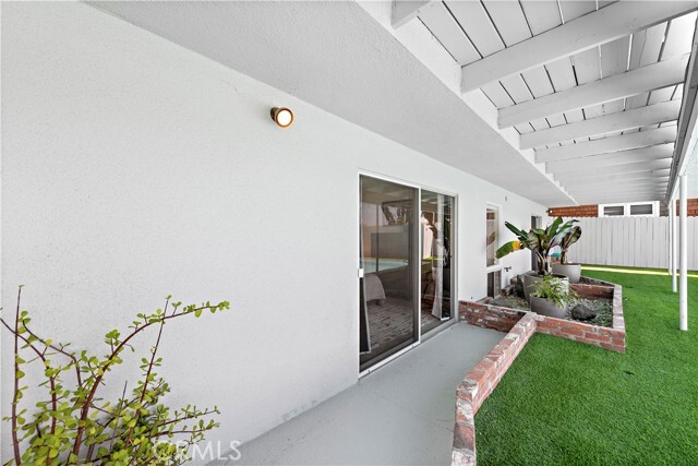 Building Photo - 2120 Temple Hills Dr