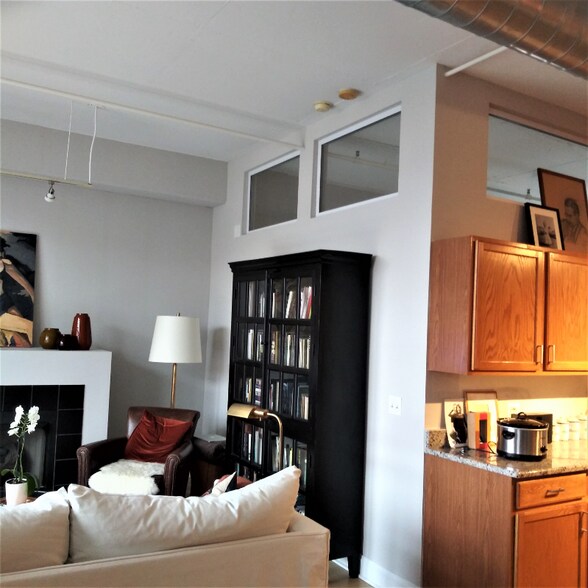 Primary Photo - 1000 W Adams St