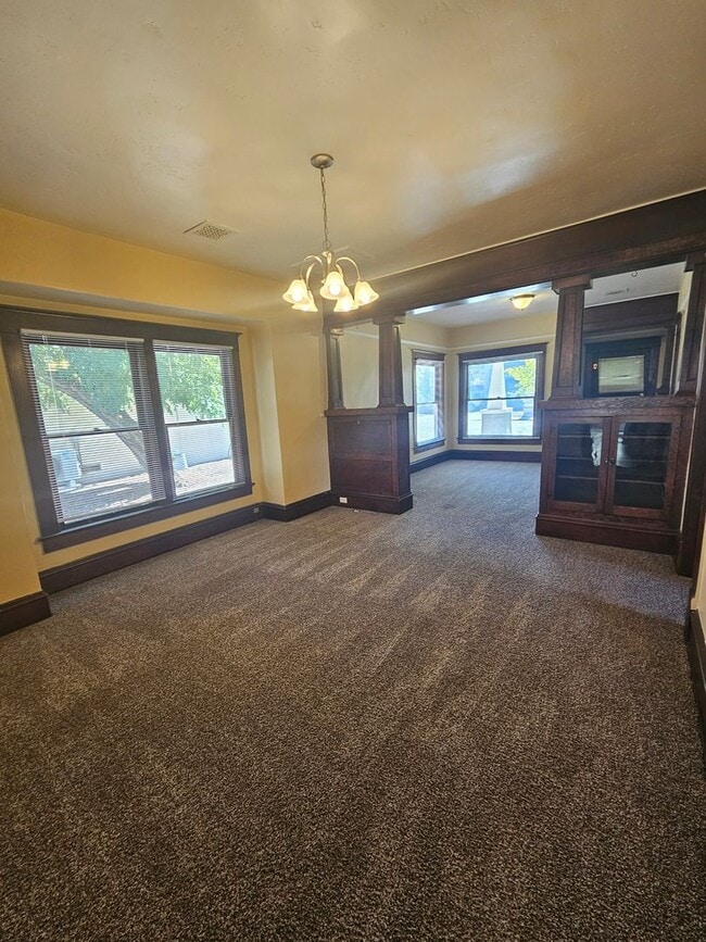 Building Photo - 1/2 OFF FIRST MONTH'S RENT IF RENTED IN DEC! Charming 2 Bedroom with Bonus/Laundry Room