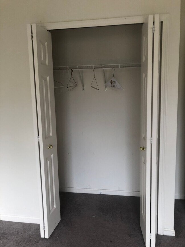 Building Photo - 1 Month Free rent! Awesome 3 Bedroom Medic...