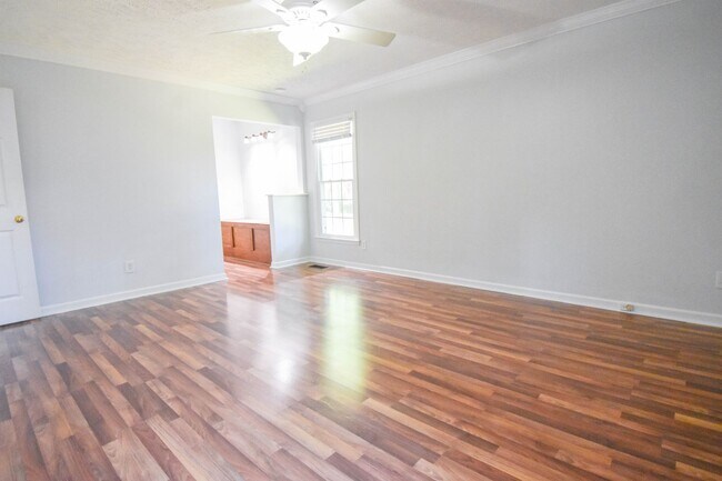 Building Photo - 3 Bedroom 2.5 Bathroom with a Bonus: Small...