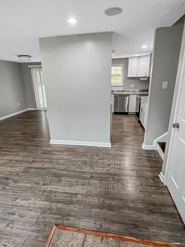 Building Photo - 8535 Hayshed Ln