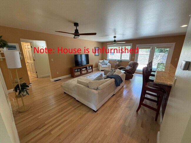 Building Photo - 3 Bed 2 Bath Large Beautiful Home