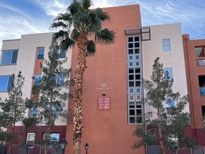 Building Photo - 1 bed, 1 bath condo in guard gated community!