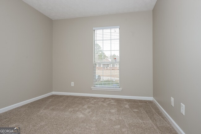 Building Photo - 18 Oakdale Dr