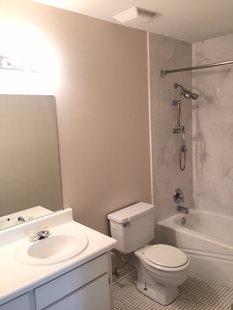 Building Photo - RENT NOW AND RECEIVE THE REST OF SEPTEMBER...