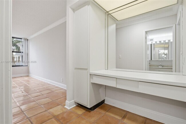 Building Photo - 2500 Parkview Dr