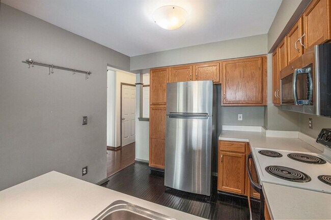 Building Photo - 3088 Village Cir