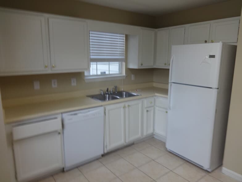 Building Photo - 176 Summer Lake Dr SW