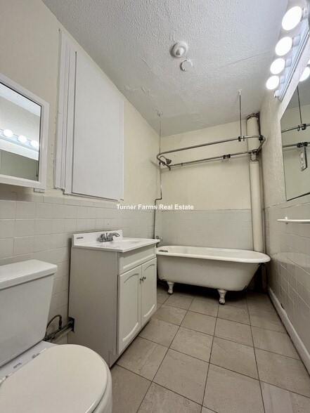 Building Photo - 15 Barrows St